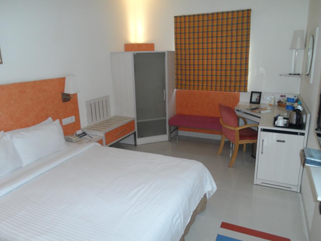 Aditya Hometel Haiderabad Buitenkant foto
